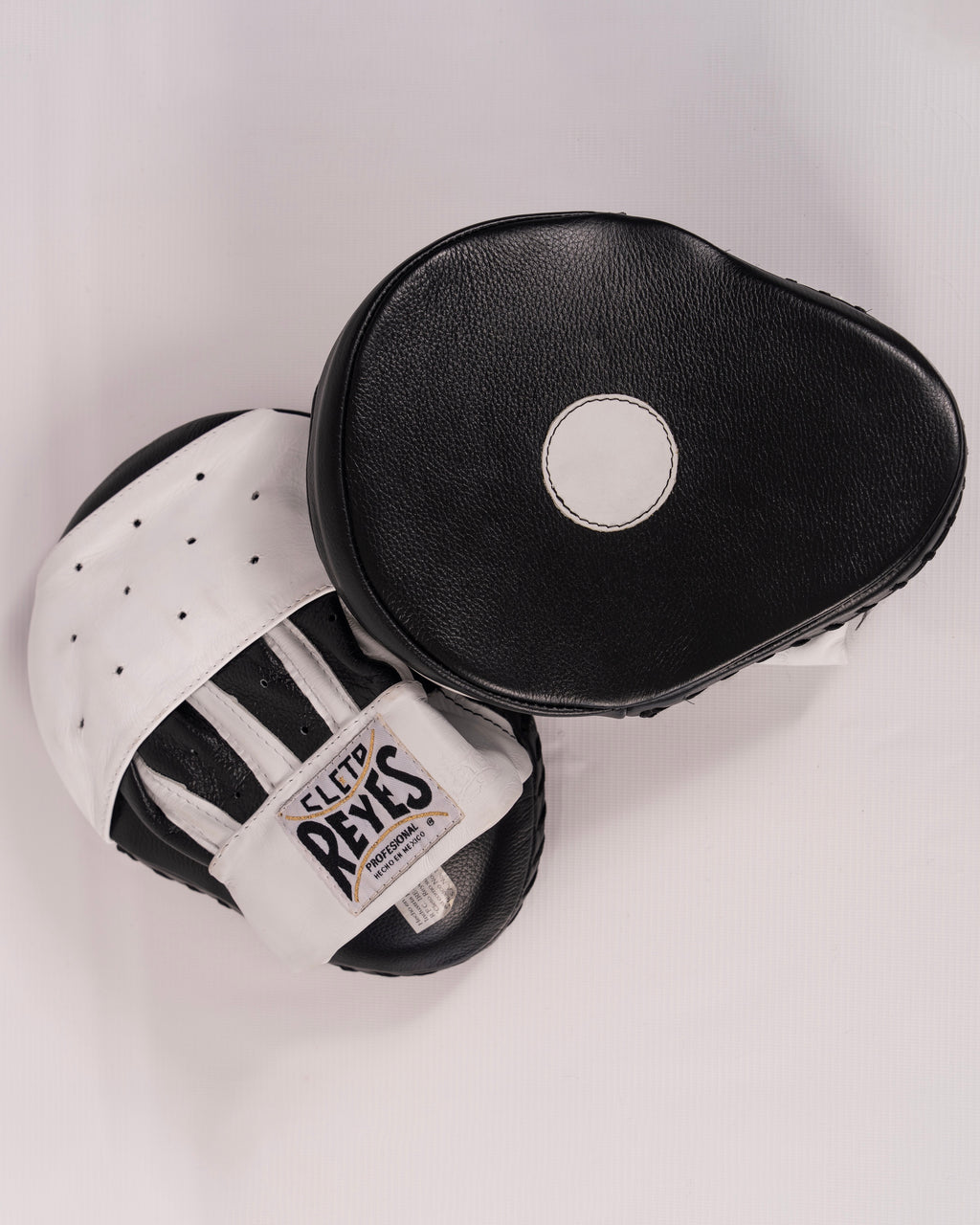Cleto Reyes Curved Punch Mitts - Black / White