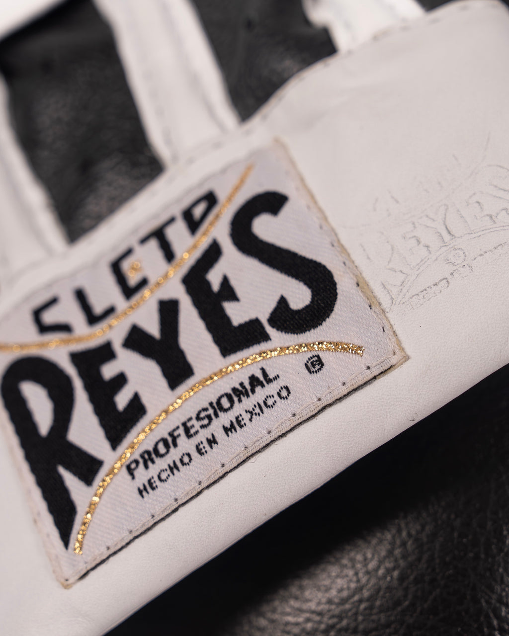 Cleto Reyes Curved Punch Mitts - Black / White