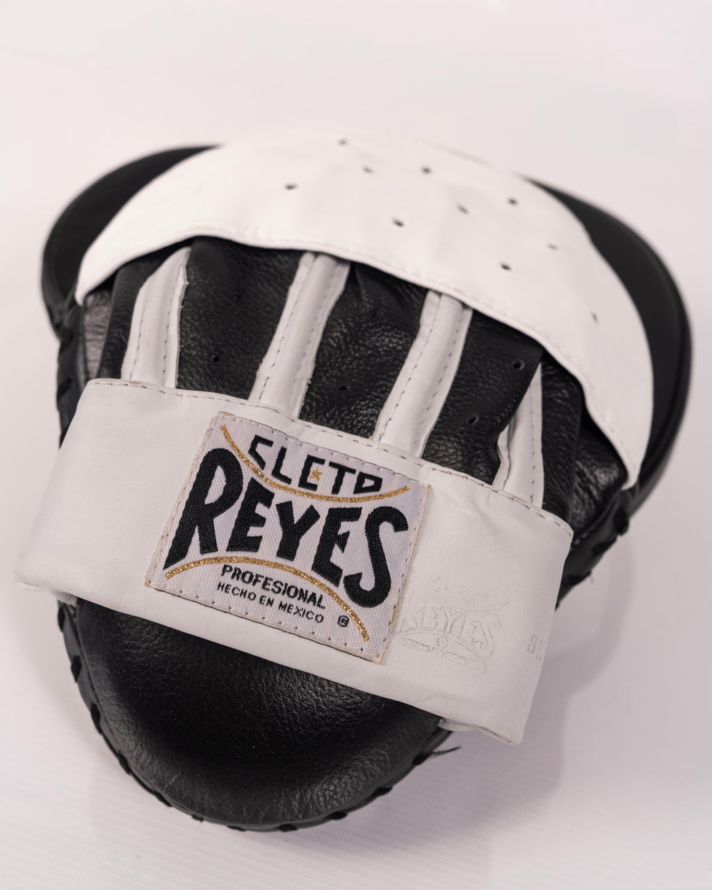 Cleto Reyes Curved Punch Mitts - Black / White